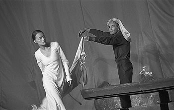 Linda Rybová  a Jan Tříska - Král Lear, 2002, foto: © Viktor Kronbauer
