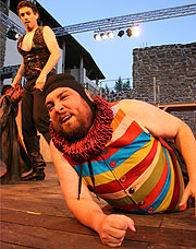 Komedie omylů: Jiří Sedláček, v pozadí Petr Sýkora, zdroj: © PaS de Theatre, foto: Radovan Šťastný