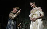 Othello, Michal Dlouhý (Othello), Zuzana Vejvodová (Desdemona), zdroj: © AGENTURA SCHOK, foto: Viktor Kronbauer, tel.: 603 473 507